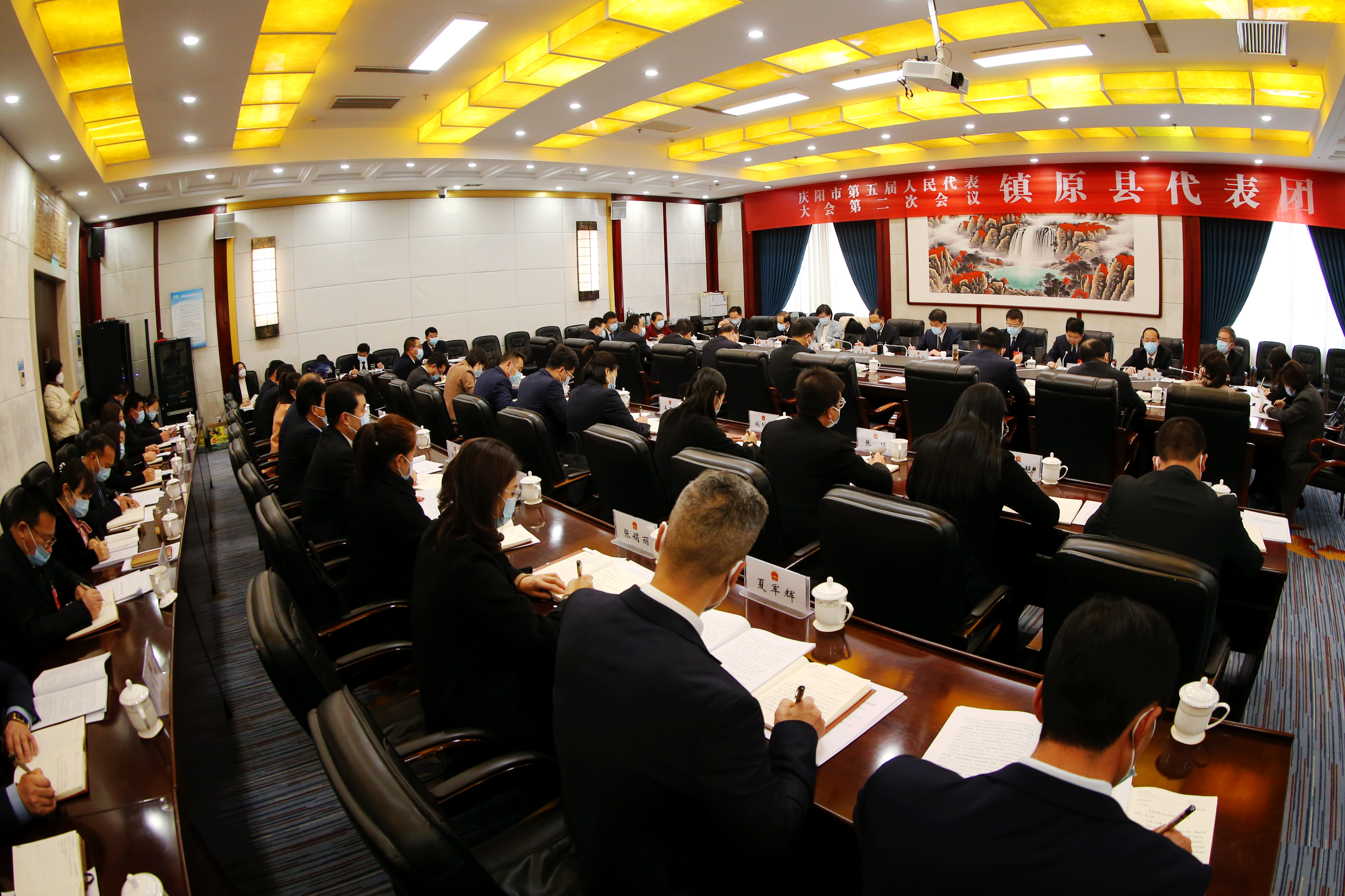 12月12日下午，出席市五届人大二次会议的人大代表，分团审议政府工作报告