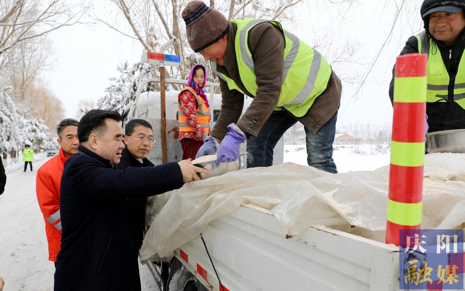 黄泽元在调研道路除雪保通保畅工作时强调 高质高效安全开展道路冰雪清运工作 最大限度减轻强降雪天气带来的影响