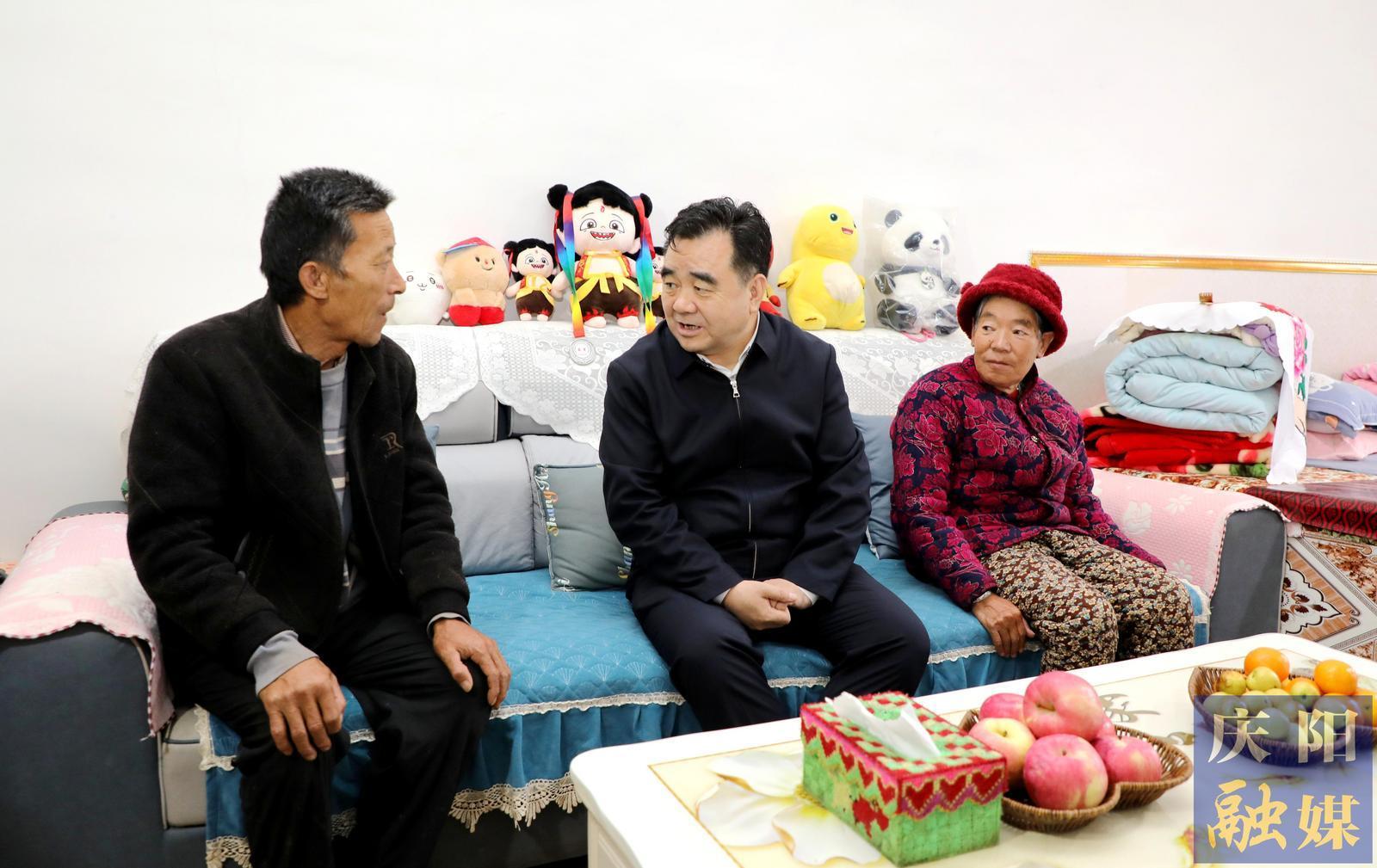 黄泽元在环县芦家湾乡调研时强调 全力以赴打好五年过渡期收官战 坚决守牢不发生规模性返贫底线