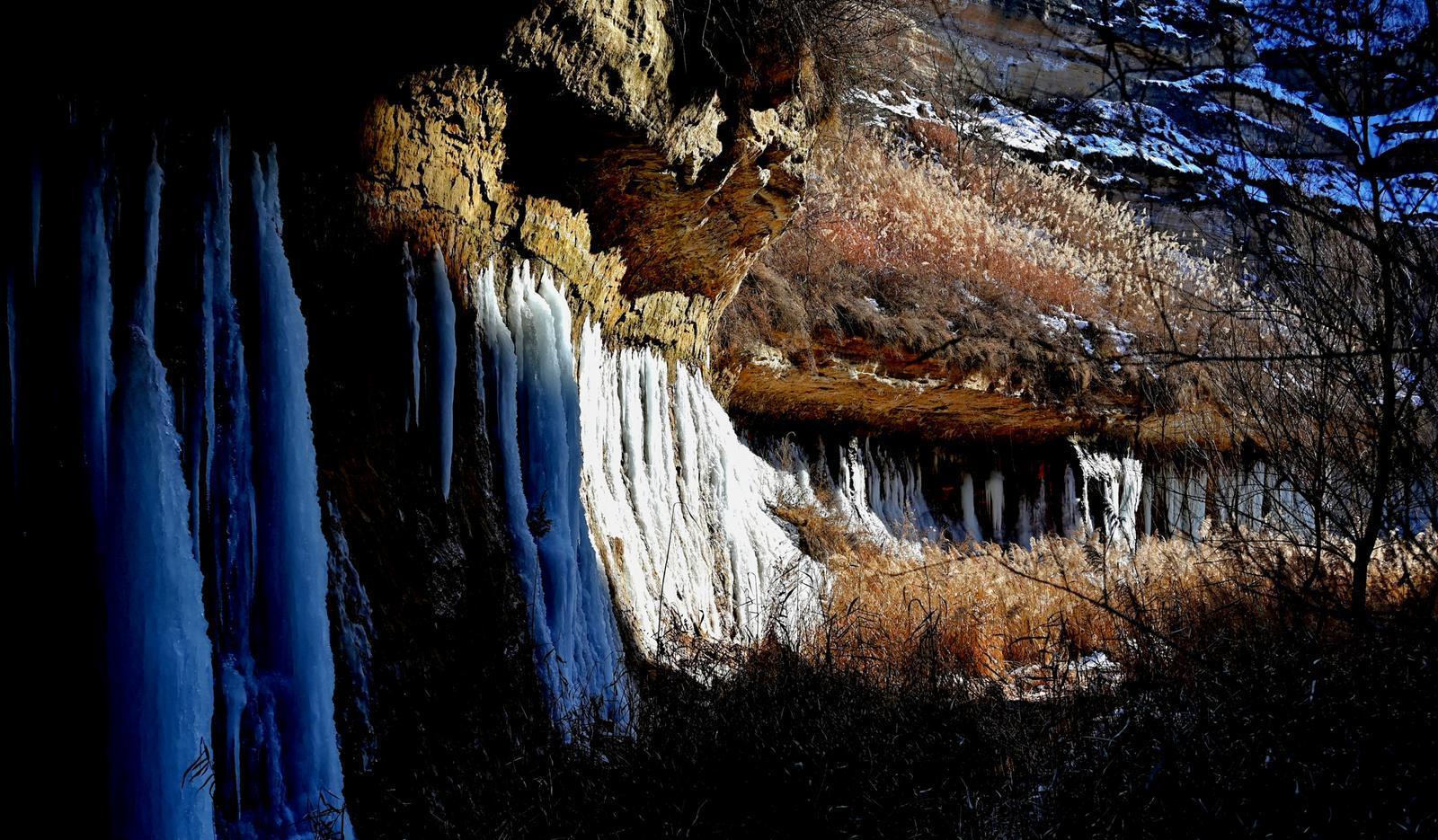 【摄影报道】西峰：湾镰沟天然冰瀑群进入最佳观赏期