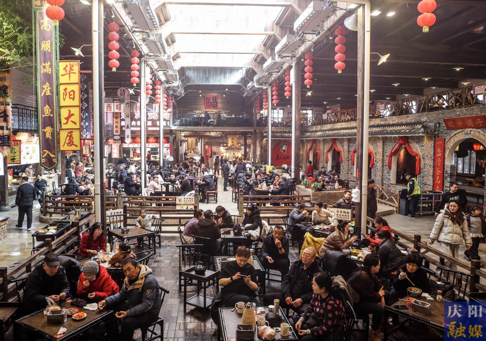 【摄影报道】品美食、听秦腔、享康养!西峰这条民俗古街升级后人气爆棚