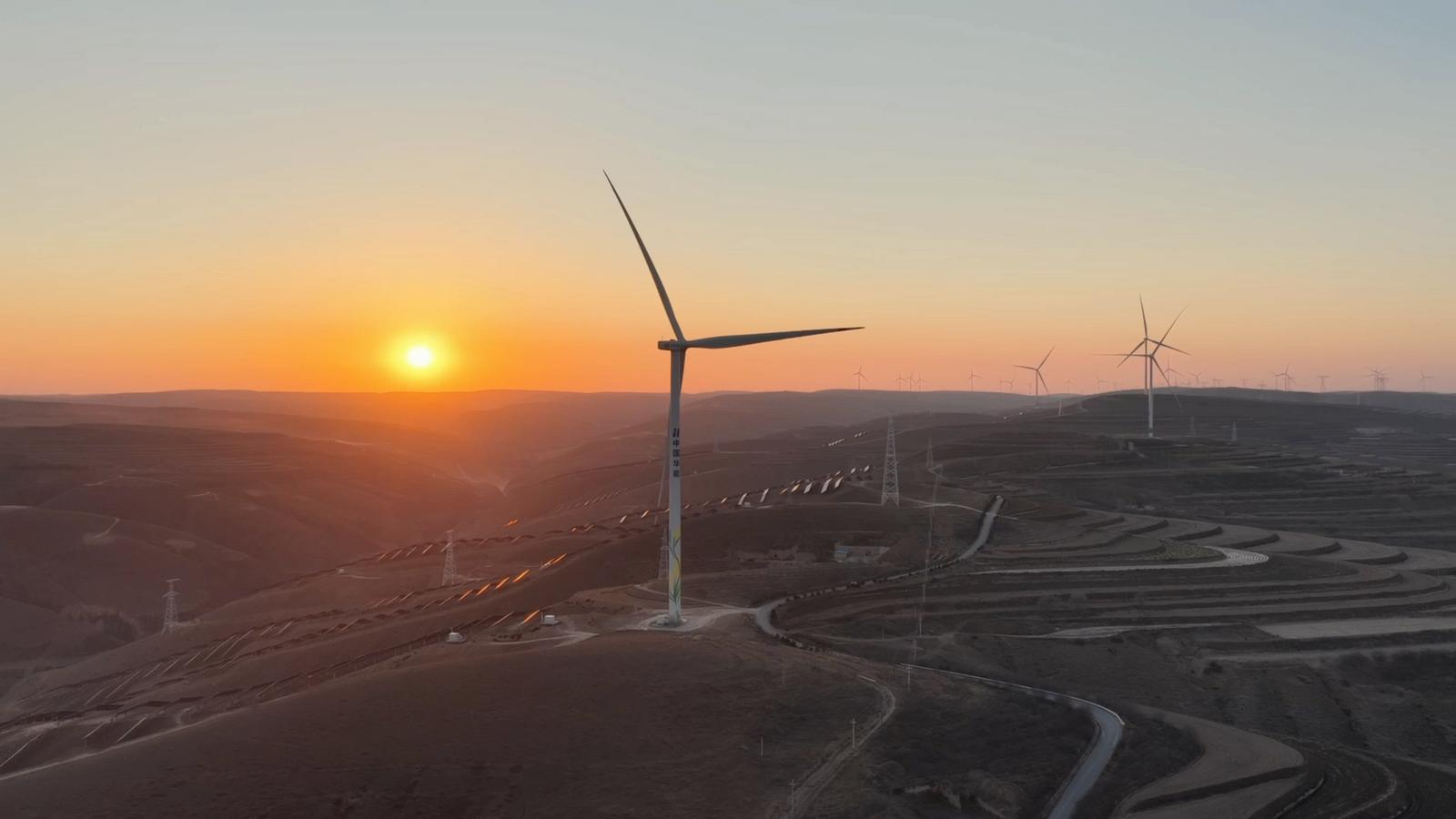 陇东能源基地实现历史性跨越：千万千瓦级清洁能源基地全面建成——庆阳探索能源转型新路径观察