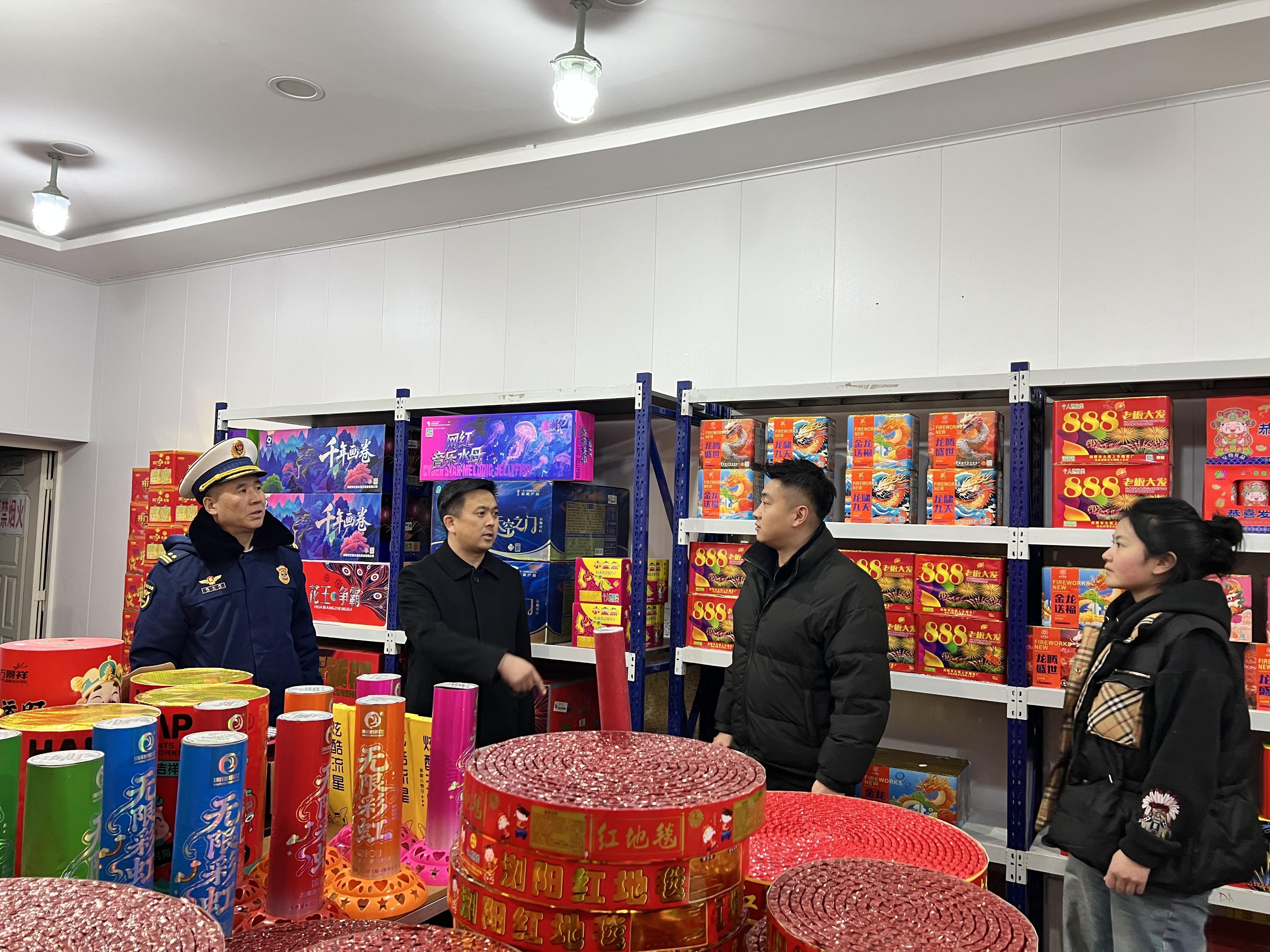 庆阳应急消防联合继续开展烟花爆竹存储销售场所安全排查工作