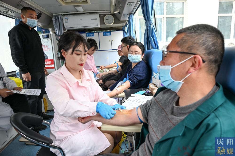 【摄影报道】为爱挽袖！庆阳市人民医院职工无偿献血暖人心