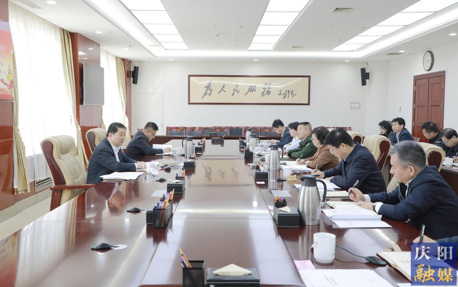 庆阳市委常委会、市政府党组举行树立和践行正确政绩观学习教育读书班第一次集中学习  周继军主持并讲话