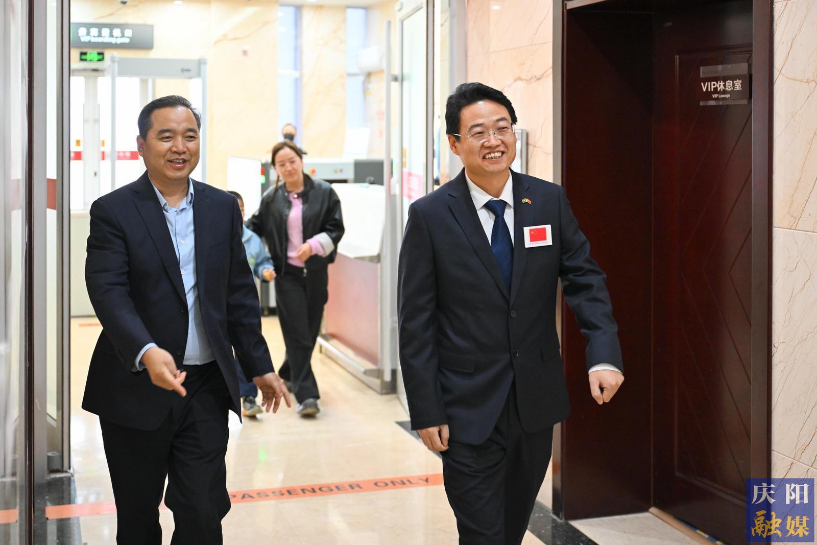 【摄影报道】中国红十字会第七批援布医疗队队长武文斌载誉返庆