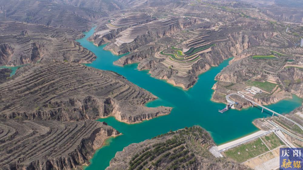 【摄影报道】春日航拍五台山水库：青山碧水 镜映山河