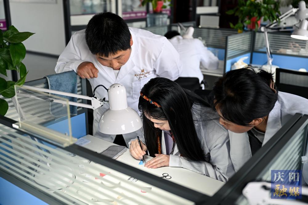 【摄影报道】珐琅工坊里的新起点——孔氏珐琅庆阳助残就业纪实