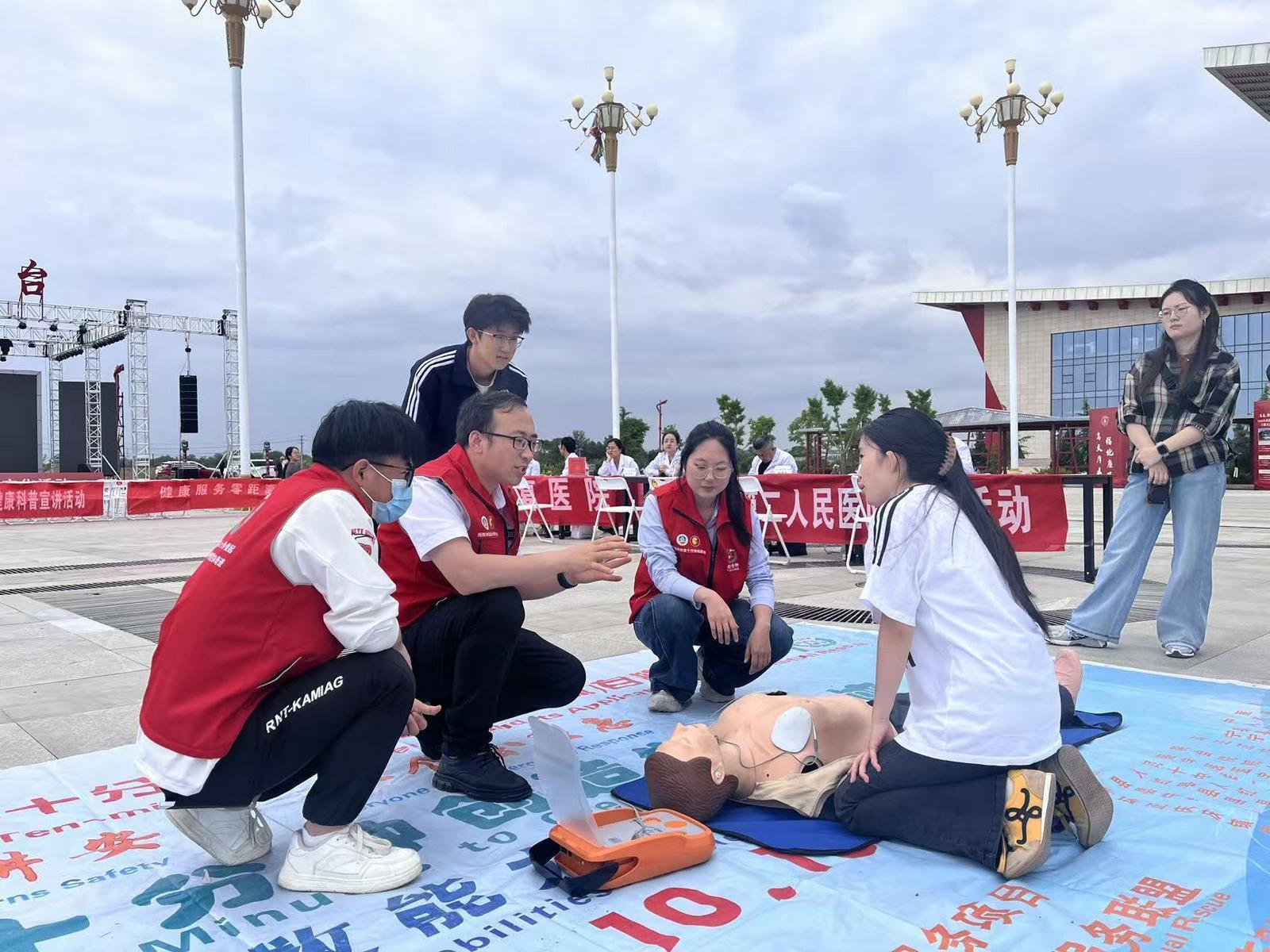 【第二十一届庆阳香包民俗文化节】庆阳市直卫健系统开展公益义诊及健康科普知识宣讲活动