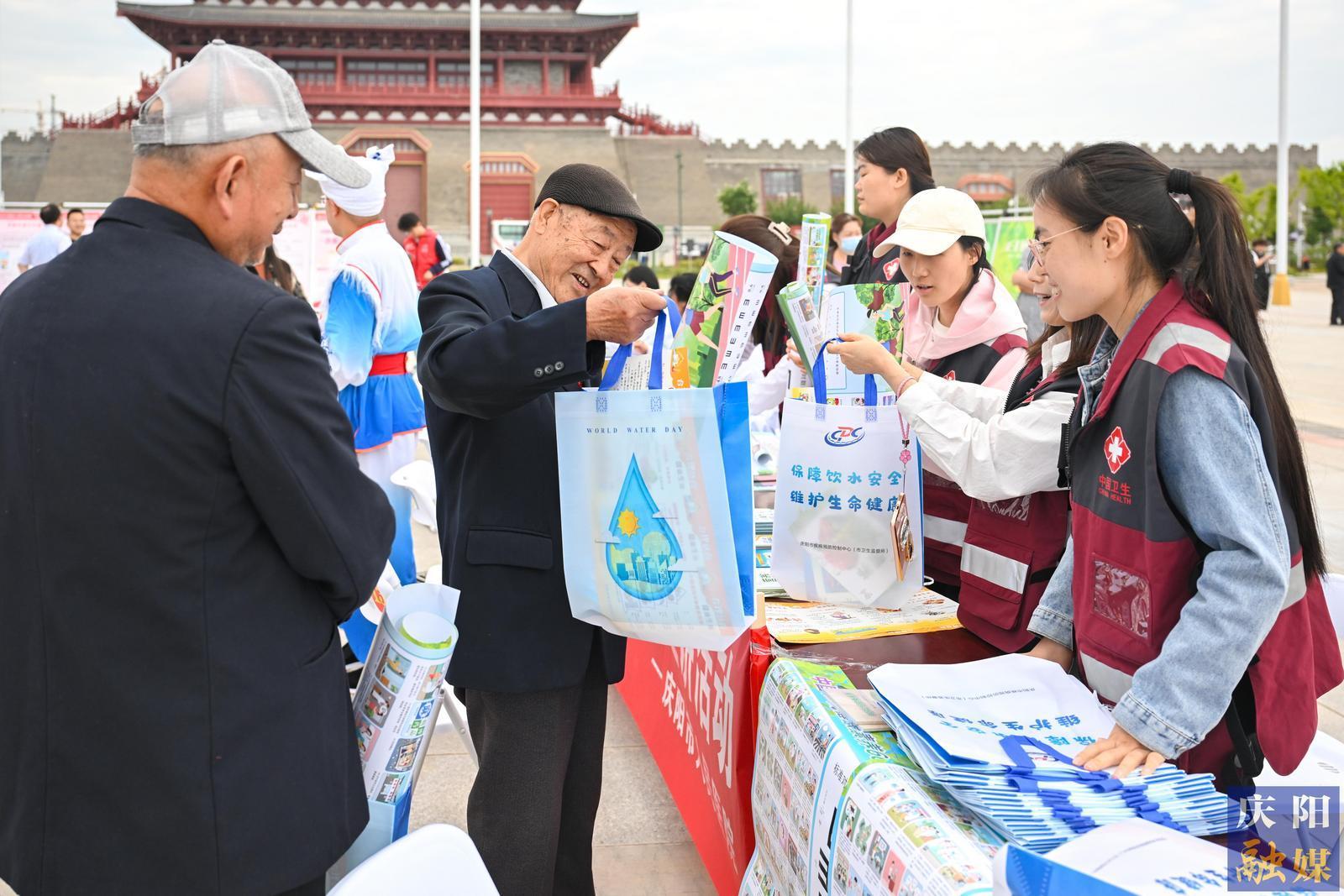 【摄影报道】庆阳市直卫健系统开展公益义诊及健康科普知识宣讲活动
